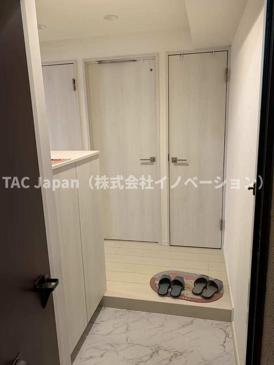 パシフィック西日暮里の玄関|落ち着いたデザインと広々とした空間が調和する玄関は、住まう人を温かく迎え入れます。毎日の出発と帰宅を心地よく包み込み、日常に上質なひとときをもたらしてくれる場所です。