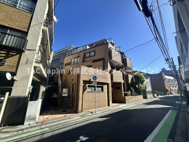 パシフィック西日暮里の外観|周囲の景観と調和する、落ち着きある洗練デザイン。日常の風景にさりげない美しさを添える、ちょうどよい存在感です。