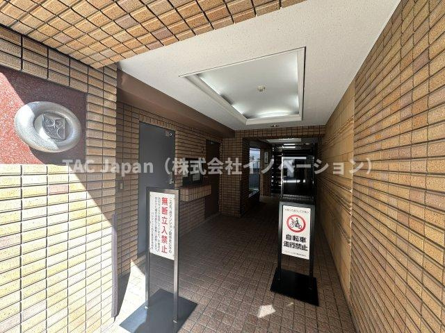 パシフィック西日暮里|住まいの顔とも言えるエントランスは、控えめながらも上品な佇まい。季節の風を感じながら帰る道すがら、この場所が“わが家”である誇らしさが静かに胸を満たします。