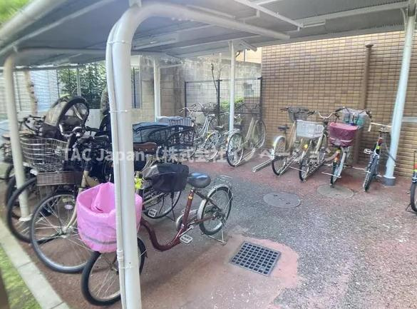 パシフィック西日暮里の駐輪場|整然と配置された駐輪場は、使いやすさと安全性を兼ね備えた設計。毎日の通勤やお出かけをサポートし、快適な暮らしの一部となります。