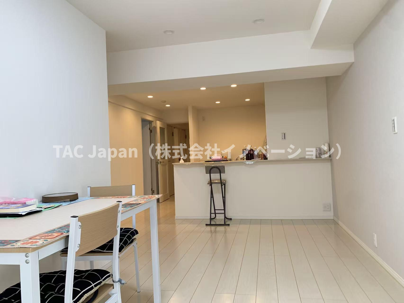 パシフィック西日暮里の居間・リビング|落ち着いた品格ある内装と広々としたゆとりの空間が融合したリビングは、家族の安らぎの場となり、食事や団らんの時間を一層豊かに彩ります。