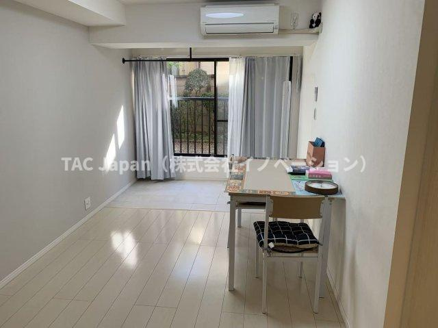 パシフィック西日暮里の洋室|陽射しがやわらかく差し込む洋室は、日々の疲れを癒す静けさに包まれたプライベート空間。お気に入りの家具をどこに置こうか、思い描くだけで自然と笑顔がこぼれます。─そんな温もりと可能性に満ちた一部屋です。