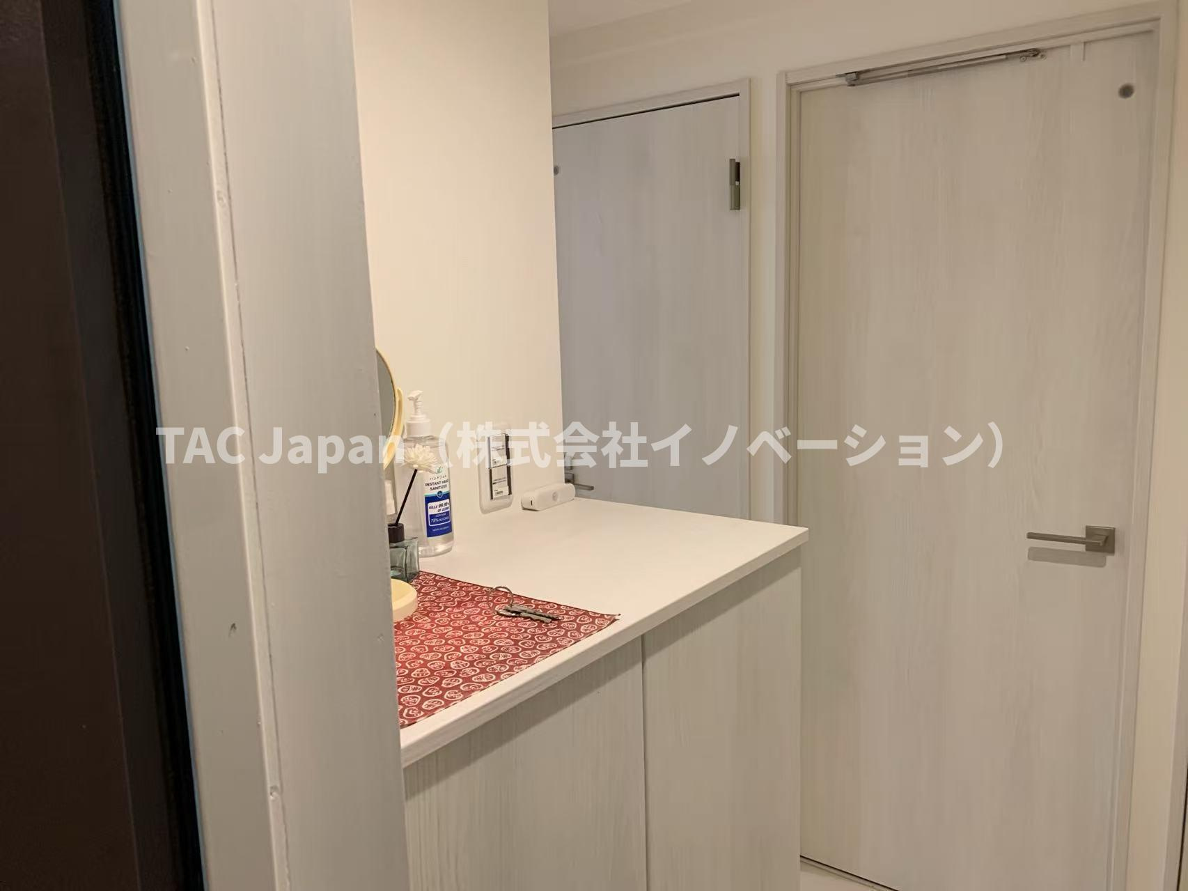 パシフィック西日暮里の玄関|扉を開けた瞬間、あたたかな陽光が差し込む玄関が広がり、清々しい空気とともにやさしく迎え入れてくれます。その明るさと開放感は、一日の始まりに期待を抱かせ、住まい全体の心地よさを自然と感じさせてくれます。