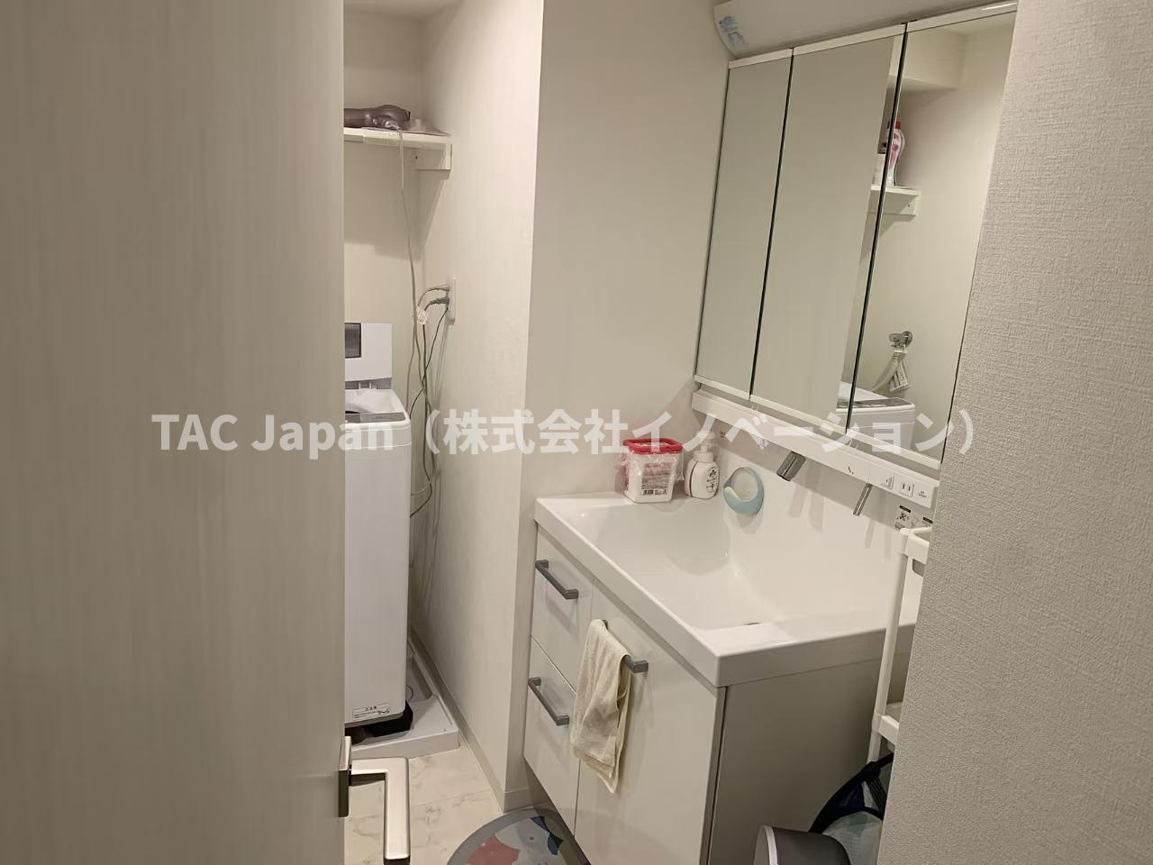 パシフィック西日暮里の独立洗面台|明るい洗面スペースは、使いやすさを徹底的に追求した設計です。忙しい朝も快適に自然と笑顔がこぼれる心地よいひとときを叶えます。毎日の身支度がスムーズに整う、家族みんなに優しい空間です。