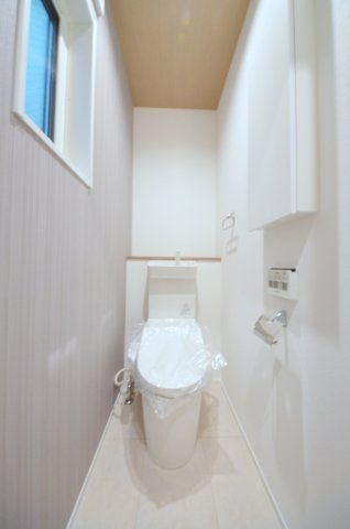吉島新町二丁目のトイレ|窓のある明るいトイレ
勿論ウォシュレット付きです