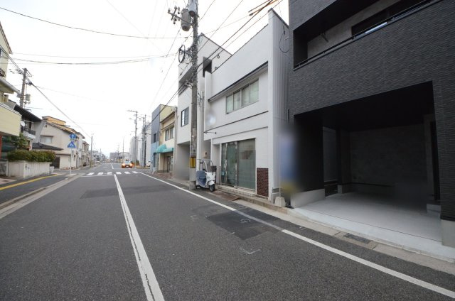 吉島新町二丁目の前面道路含む現地写真|前面道路は交通量が少なく駐車楽々です