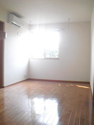 パークサイド西川の居間・リビング|２面採光で明るい室内　洋室７帖フローリング