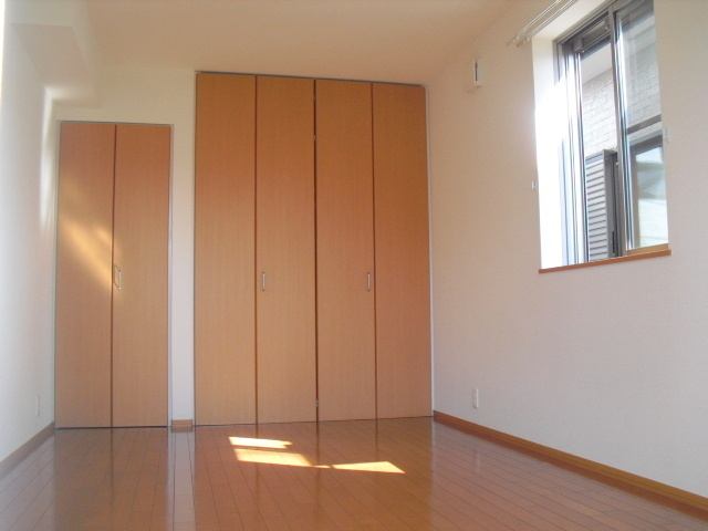 パークサイド西川の寝室|２面採光で明るい洋室7帖フローリング