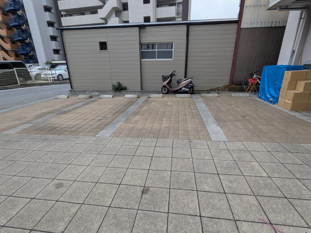 プロスパー江坂479の駐車場