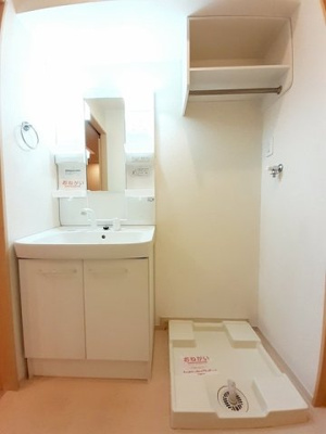 【洗面所】 | ミドルＡ | 明るい洗面所です