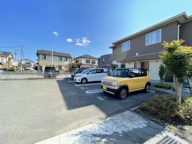 シャーメゾン フォレナの駐車場