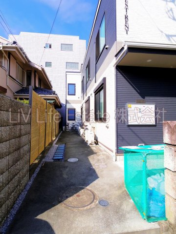 ＡＺＥＳＴ－ＲＥＮＴ一橋学園Ⅱ２０４号室　　　　　　　１００のエントランス