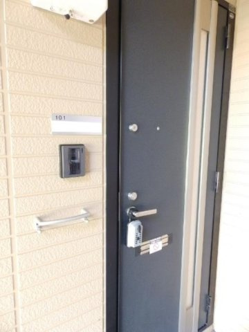 クレールイセキの玄関|玄関＆TVインターホン付