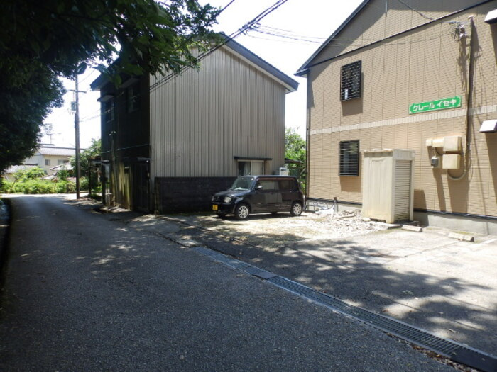クレールイセキの駐車場|前面道路＆進入口