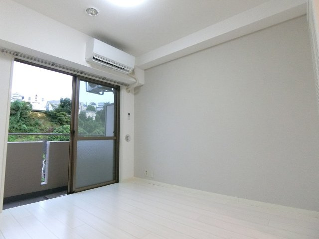 ロワレール横浜西壱番館の居間・リビング