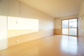 【居間・リビング】 | グランコートJA | ※同物件・同タイプの写真です。(※写真は中部屋です。)