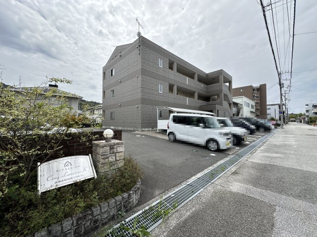サンク ルミエールＫの駐車場