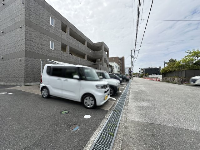 サンク ルミエールＫの駐車場