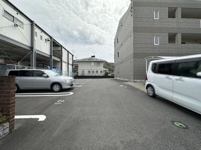 サンク ルミエールＫの駐車場