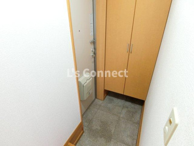 【玄関】 | 第５メゾンアカマ | 背の高い下駄箱で靴も収納できます。