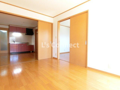 【居間・リビング】 | 第５メゾンアカマ | ＤＫと隣の洋室は繋げて使うこともできます。