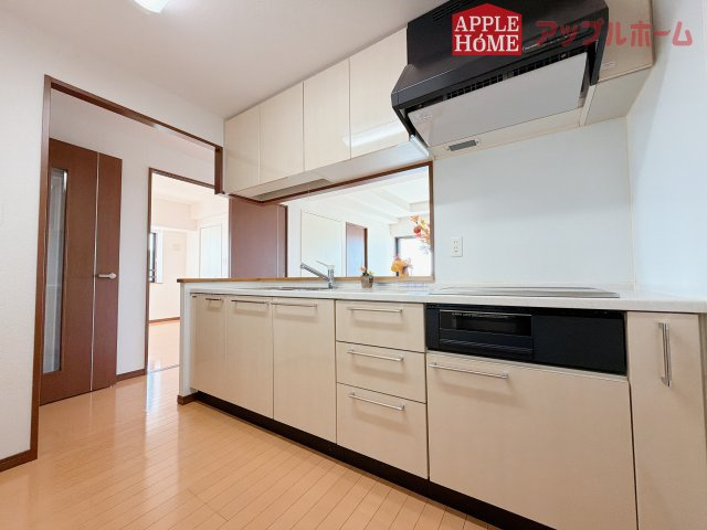 [中古マンション] コンフォート籠原駅前ソレイユのキッチン|対面式キッチンは、家族のコミュニケーションを育み、子育て家族にも好適なプラン！リビングで寛ぐご家族をいつも感じられます♪会話を楽しみながら家事ができ、小さいお子様がいても安心です！