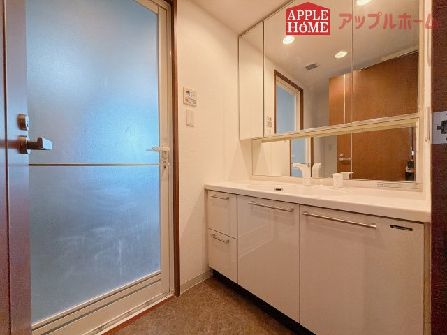 [中古マンション] コンフォート籠原駅前ソレイユの独立洗面台|ゆとりの洗面スペースで朝の身支度も快適スムーズに。３面鏡で髪のセットやお化粧もストレスなくこなせ、朝から気分良く通勤通学に向かえそうですね！鏡の裏にはたっぷりと収納スペースを標準装備