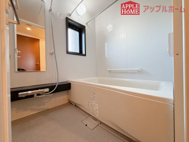 [中古マンション] コンフォート籠原駅前ソレイユの浴室|窓付きのバスルームは、採光もあり明るく気持ちの良い空間です。窓があることで、換気環境も良好。掃除もスムーズに出来ます