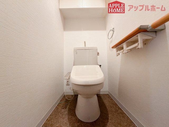 [中古マンション] コンフォート籠原駅前ソレイユのトイレ|白を基調とした清潔感のある明るい空間。温水洗浄便座付きで、毎日快適・清潔に使用できます。操作しやすい壁面リモコンを採用しています。