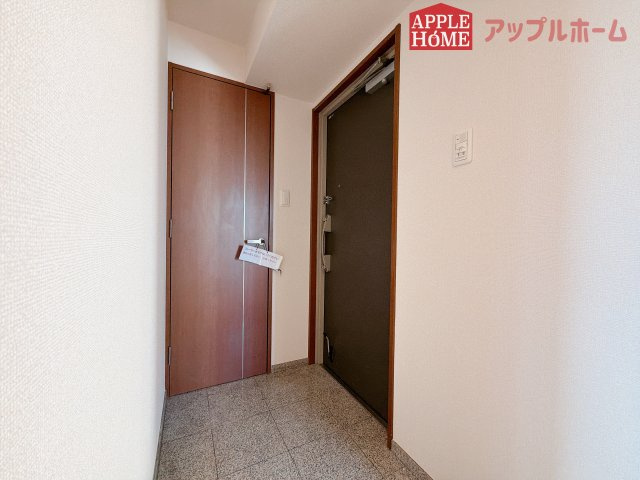 [中古マンション] コンフォート籠原駅前ソレイユの玄関|住まう人も来客も入った時にワクワクさせてくれるオシャレな玄関♪収納もたっぷりあるので、靴がたくさんあっても安心！