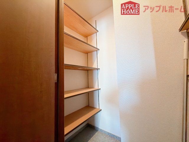 [中古マンション] コンフォート籠原駅前ソレイユの収納|住まう人も来客も入った時にワクワクさせてくれるオシャレな玄関♪収納もたっぷりあるので、靴がたくさんあっても安心！