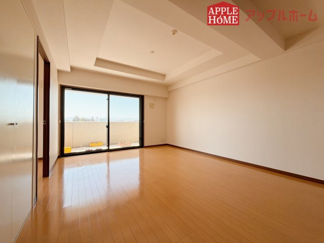 [中古マンション] コンフォート籠原駅前ソレイユの居間・リビング|窓から差し込む光で家族を温かく包み込みます。明るいリビングで子育てする喜びを☆いつでも見学可能です！