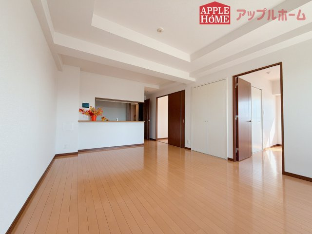 [中古マンション] コンフォート籠原駅前ソレイユの居間・リビング|広々リビング×対面キッチンで家族の会話も弾みます♪家族団らんの秘訣は間取りにあり☆夢のマイホームを一緒に叶えましょう！