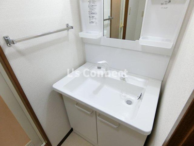 【洗面所】 | セントレアカマⅢ | 朝の支度もスムーズな独立洗面台。