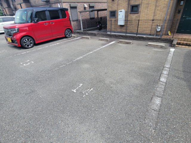 ヒルグレイスB棟の駐車場