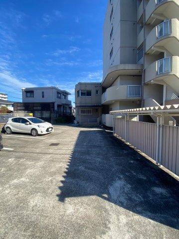 マンション善六の駐車場