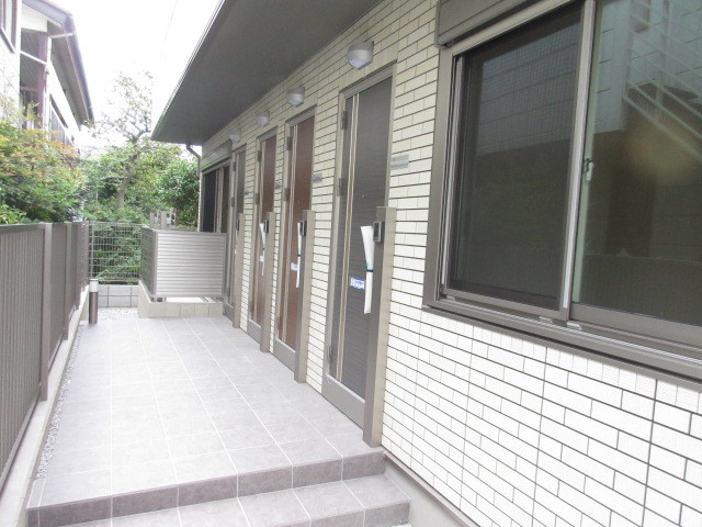 ＦＥＲＩＯ　ＫＡＪＩＧＡＹＡのロビー|１階玄関からの室内階段