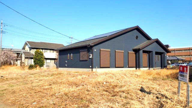 東松山市上野本　未入居住宅（平屋建て）太陽光システム搭載の前面道路含む現地写真