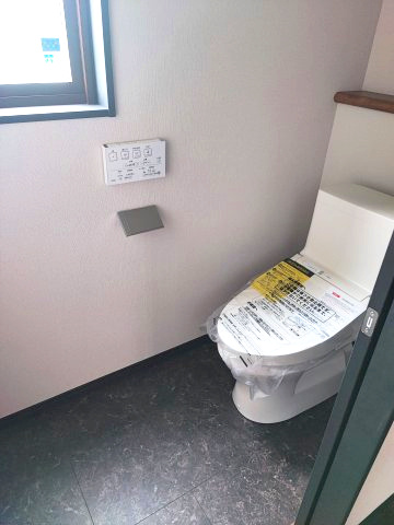 東松山市上野本　未入居住宅（平屋建て）太陽光システム搭載のトイレ