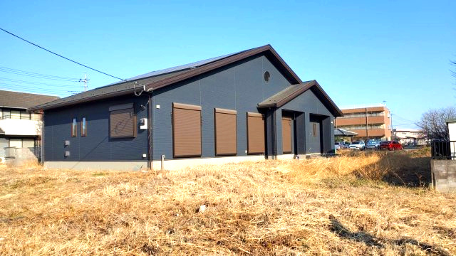 東松山市上野本　未入居住宅（平屋建て）太陽光システム搭載の外観