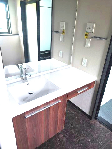 東松山市上野本　未入居住宅（平屋建て）太陽光システム搭載の洗面所