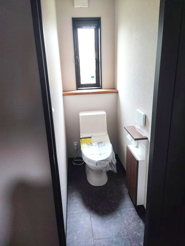 東松山市上野本　未入居住宅（平屋建て）太陽光システム搭載のトイレ