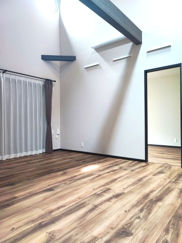 東松山市上野本　未入居住宅（平屋建て）太陽光システム搭載の居間・リビング