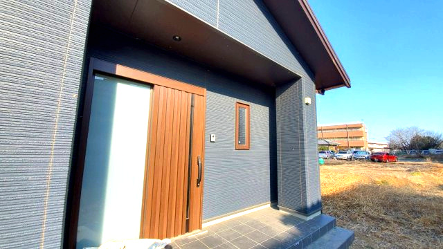 東松山市上野本　未入居住宅（平屋建て）太陽光システム搭載の玄関