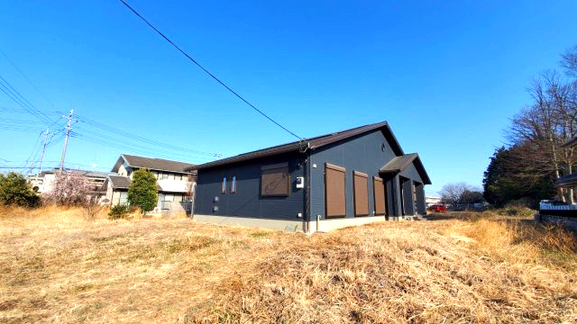 東松山市上野本　未入居住宅（平屋建て）太陽光システム搭載の前面道路含む現地写真