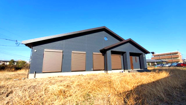 東松山市上野本　未入居住宅（平屋建て）太陽光システム搭載の外観