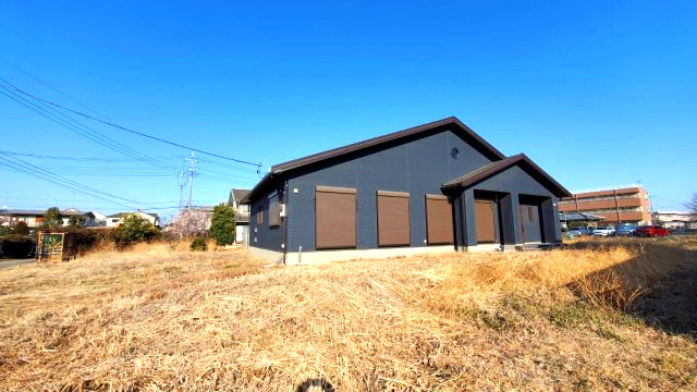 東松山市上野本　未入居住宅（平屋建て）太陽光システム搭載の外観