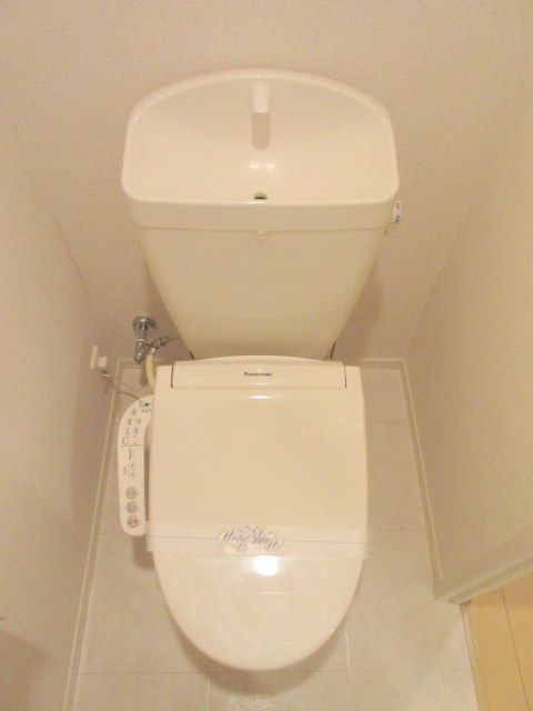 リッツ大倉山のトイレ|あると嬉しい収納棚付き　ウォシュレットトイレ