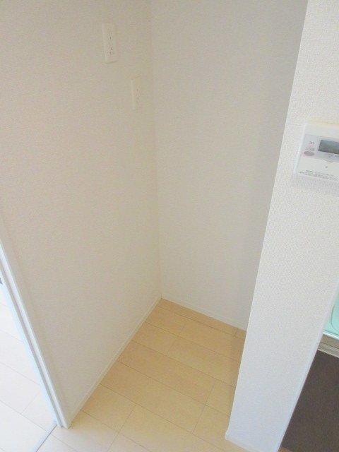 リッツ大倉山の内装|キッチン横の冷蔵庫スペース