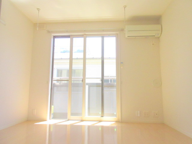 リッツ大倉山の居間・リビング|南向き　2面採光　日当たり良好　気持ちの良いお部屋です